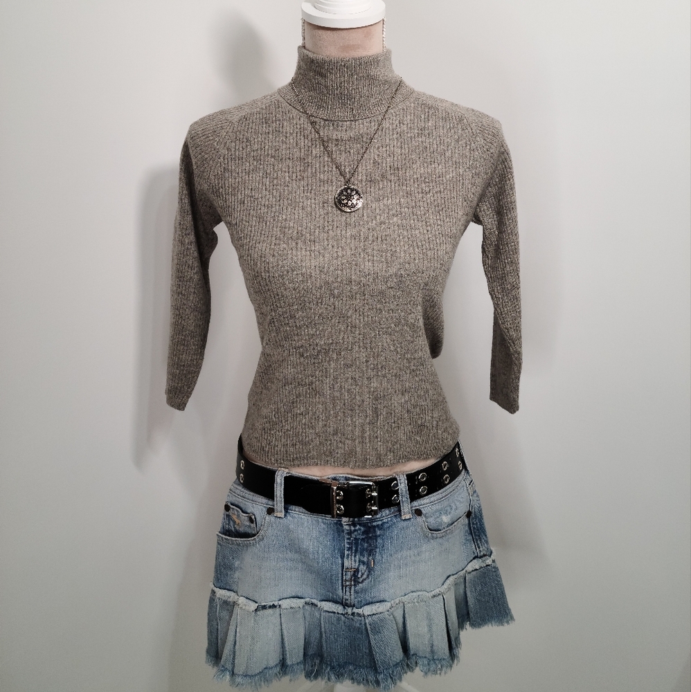 Vintage Banana Republic 100% extra fine merino wool turtleneck with 3/4 sleeves